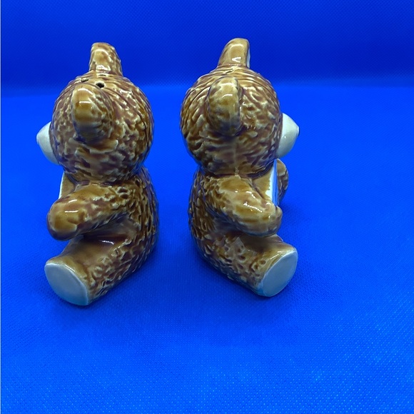 Universal Studios Bear Salt & Pepper Shakers - Picture 5 of 7